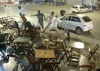 Irecê – Minutos depois de briga generalizada, homem retorna em carro e dispara contra um grupo de pessoas