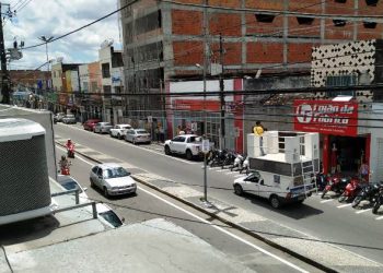 Restaurante e churrascaria contratam carros de som para anunciar cardápio e promoções