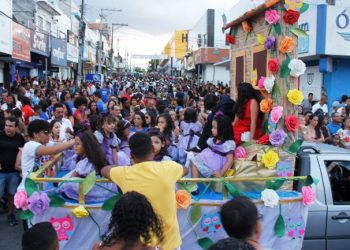Dia da Pátria – Rede Municipal de ensino leva praticamente todos alunos para desfile e CEMJ faz homenagem a Noelinda