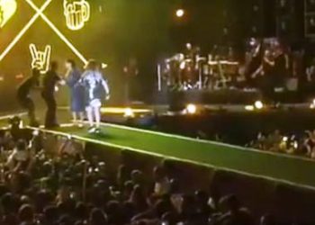 Ivete ‘invade’ palco de Marília Mendonça e seguranças tentam barrar; assista