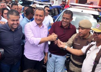 Vereador Marcão de São Domingos ‘dar zignau’ no prefeito Izaque Jr. e recebe as chaves da viatura da mão do governador