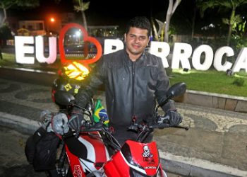 Paraibano que viaja pelo nordeste numa Pop 110, chega a Barrocas após percorrer 2 mil quilômetros