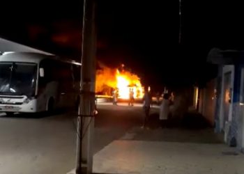 Ônibus é consumido pelo fogo em pátio de rodoviária