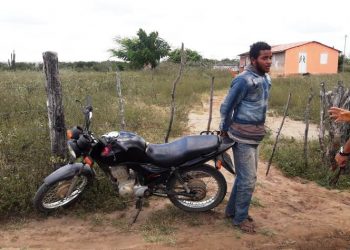 Policial de folga recupera moto furtada e apresenta suspeito a Delegacia