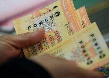 Homem ganha na loteria após vencer o câncer duas vezes