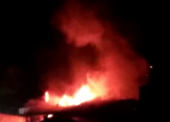 Residencia é consumida pelo fogo em São Domingos; mulher diz que ex havia prometido tocar fogo