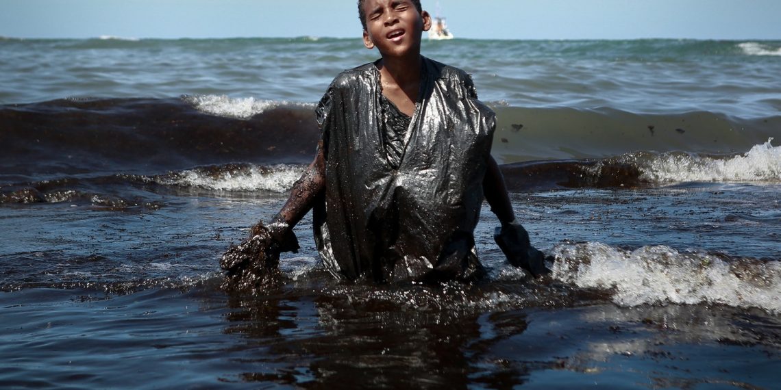 ‘Pensei no trabalho da minha mãe e em ajudar’, diz adolescente fotografado dentro de mar com óleo em PE