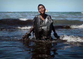 ‘Pensei no trabalho da minha mãe e em ajudar’, diz adolescente fotografado dentro de mar com óleo em PE
