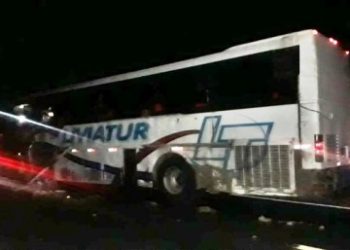 Motorista e três estudantes universitários morrem em acidente envolvendo ônibus e caminhão na BR 030