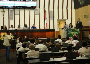 Professores são homenageados em sessão especial na Assembleia Legislativa da Bahia