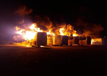 Incêndio destrói 15 ônibus na garagem da Empresa São Luiz