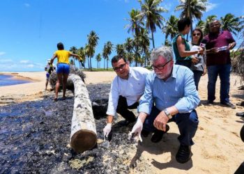 “Manchas de óleo continuarão nas praias do Litoral Norte durante o Verão”, diz Alex Lima