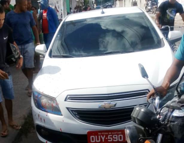 Motorista de ‘ligeirinho’ e passageira são baleados em Feira de Santana
