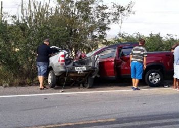 Colisão envolvendo Fiat Toro e Strada deixa dois mortos na BR 324