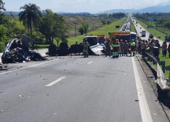 RJ – Carreta invade pista contrária e atinge carro na Dutra; 6 morrem