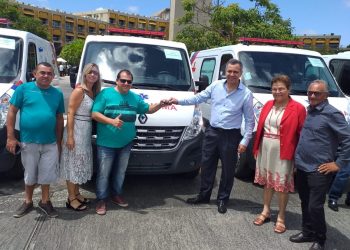 Deputada Fátima Nunes comemora entrega de ambulâncias para Tucano e Monte Santo