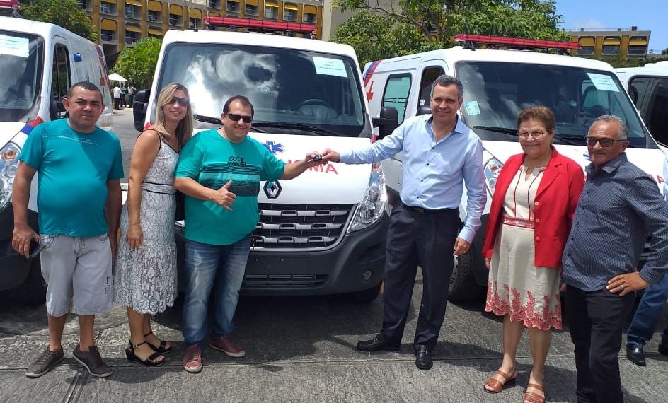 Deputada Fátima Nunes comemora entrega de ambulâncias para Tucano e Monte Santo