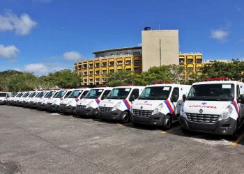 Governador Rui Costa entrega ambulâncias para 19 municípios baianos