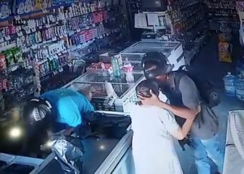 PI – “Não quero seu dinheiro” ladrão beija idosa em roubo a loja