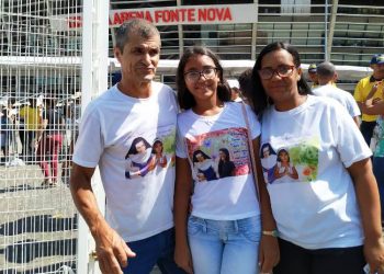 Casal de Riachão do Jacuípe participa da Missa com a filha que tem o nome da santa.”Ela é um milagre”