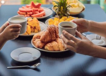 Adolescentes que pulam café da manhã potencializam chances de obesidade, diz estudo