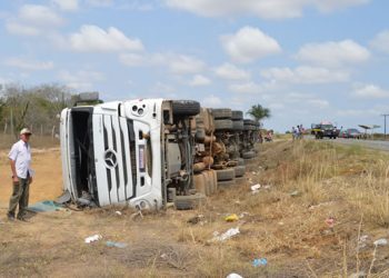 Colisão envolvendo Uno e carreta deixa dois feridos na BR 324
