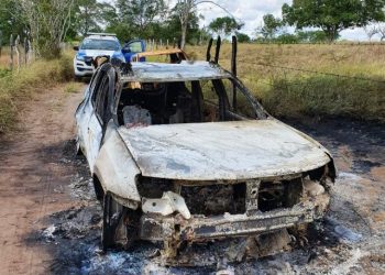 Quatro corpos carbonizados são encontrados dentro de veículo