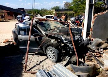 Homem fica ferido em colisão de carro em muro de casa na zona rural de Araci