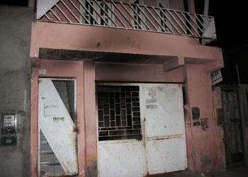 Carregador de celular provoca incêndio em residência e moradora sofre graves ferimentos