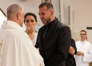 SP – Padre celebra casamento de surdos em Libras e emociona os noivos