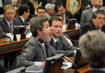 Após ameaçar implodir Jair Bolsonaro, Delegado Waldir permanecerá como líder do PSL na Câmara