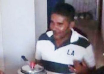 Acusado de matar homem a facada em Caruaru é preso após populares tentarem colocar fogo em casa onde ele estava