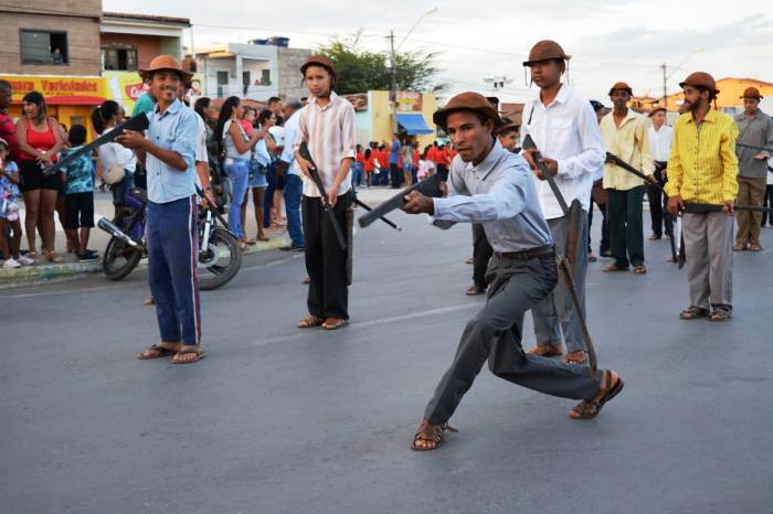 Canudos: população lota avenida para prestigiar desfile em recordação aos 122 anos do fim da guerra