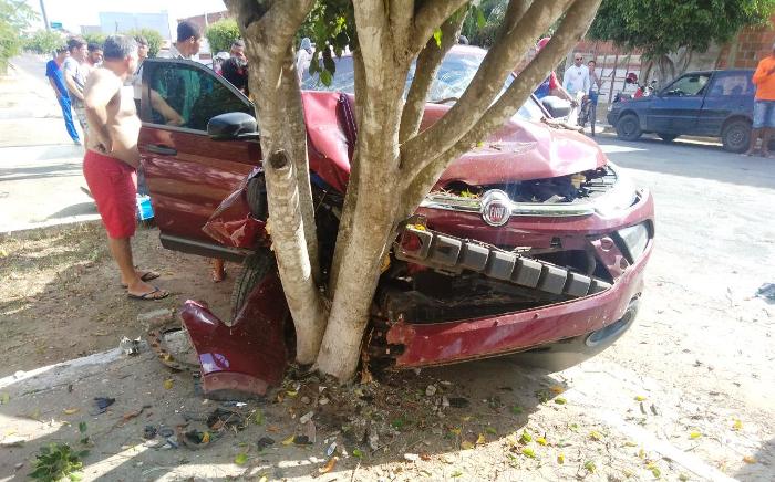 Empresário reage assalto e bandido colide veículo em árvore em Riachão do Jacuípe