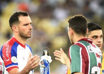 Muriel segura bombardeio do Bahia e vence duelo no Maraca por 2 a 0