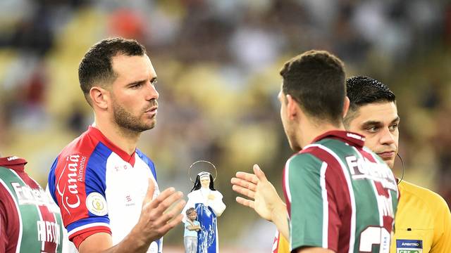 Muriel segura bombardeio do Bahia e vence duelo no Maraca por 2 a 0