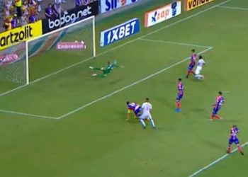 Com falhas individuais de Nino Paraíba e Guerra, Bahia perde para o Inter na Arena Fonte Nova
