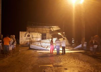 Ventania derruba telhado de igreja evangélica e deixa feridos