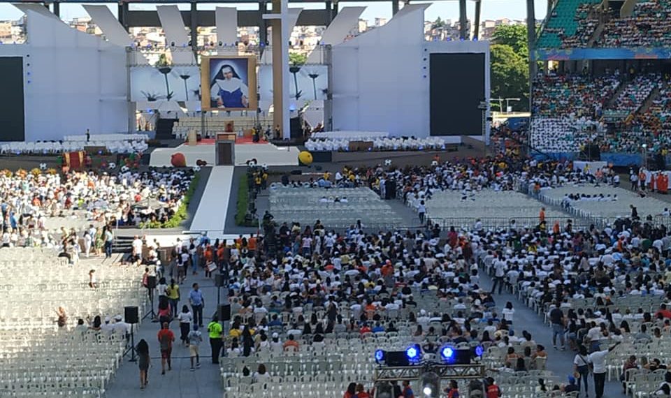 Missa de Santa Dulce: multidão chega em massa na Arena Fonte Nova