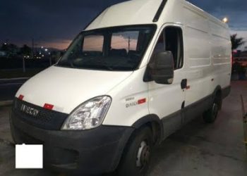 Furgão carregado de mercadoria é tomado de assalto na BR 324 em Riachão do Jacuípe