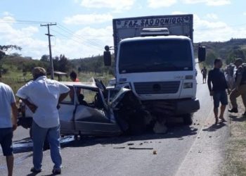 Locutor morre em acidente envolvendo Uno e caminhão na BA 220