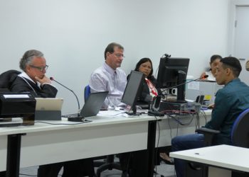 Réu acusado de matar companheira a golpes de faca está sendo julgado nesta terça