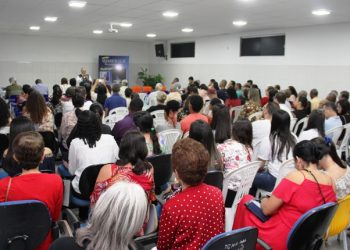 Coité – Monsenhor Luiz Rodrigues lança o livro “Sejamos Luz” no Educandário Divino Mestre