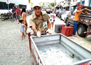 Capricho ou exagero? Conheça a história do carregador de feira que afirma ter 17 fardas em cores diferentes