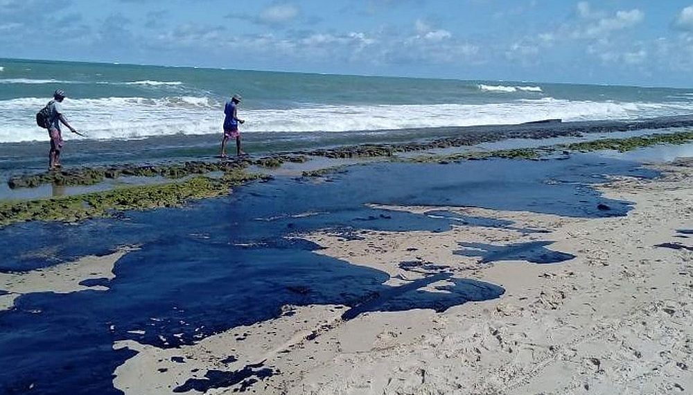 Mancha de óleo atinge foz do rio São Francisco em Alagoas