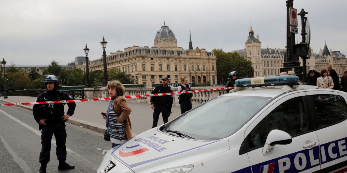 Quatro policiais são mortos em ataque à sede da polícia de Paris