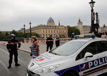Quatro policiais são mortos em ataque à sede da polícia de Paris