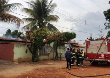 Casa é atingida por dois raios e pega fogo no Oeste do Estado