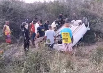 Homem morre e esposa fica ferida em capotamento na BR 410