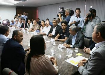 Em reunião com prefeitos, Rui Costa cobra medidas do governo federal contra óleo